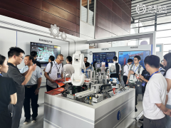 <b>、琥珀、绿松石等珠宝琳琅满目</b>